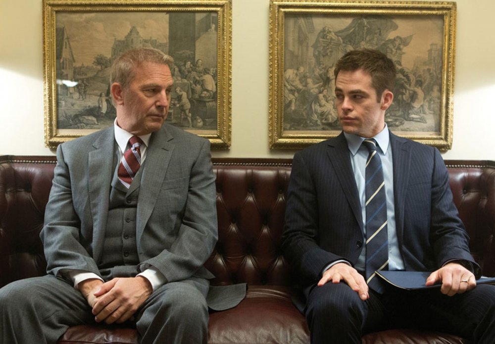 Kevin Coster as Thomas Harper and Chris Pine as Jack Ryan in Jack Ryan: Shadow Recruit (2014)