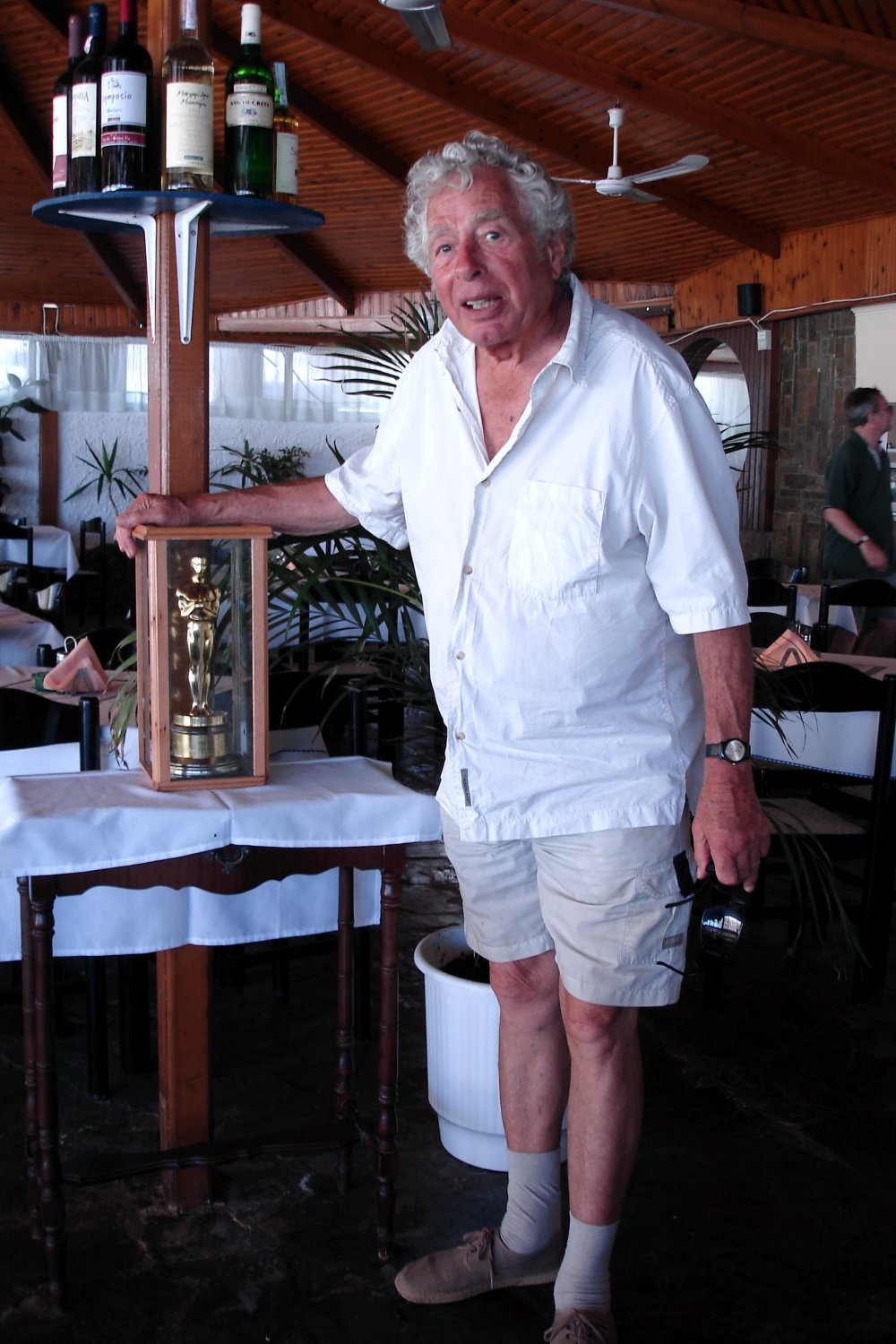 Walter Lassally with the Oscar he won for best blanc and white cinematography on Michael Cacoyannis’ Zorba the Greek in 1964, in his local taverna in Crete in 2006.