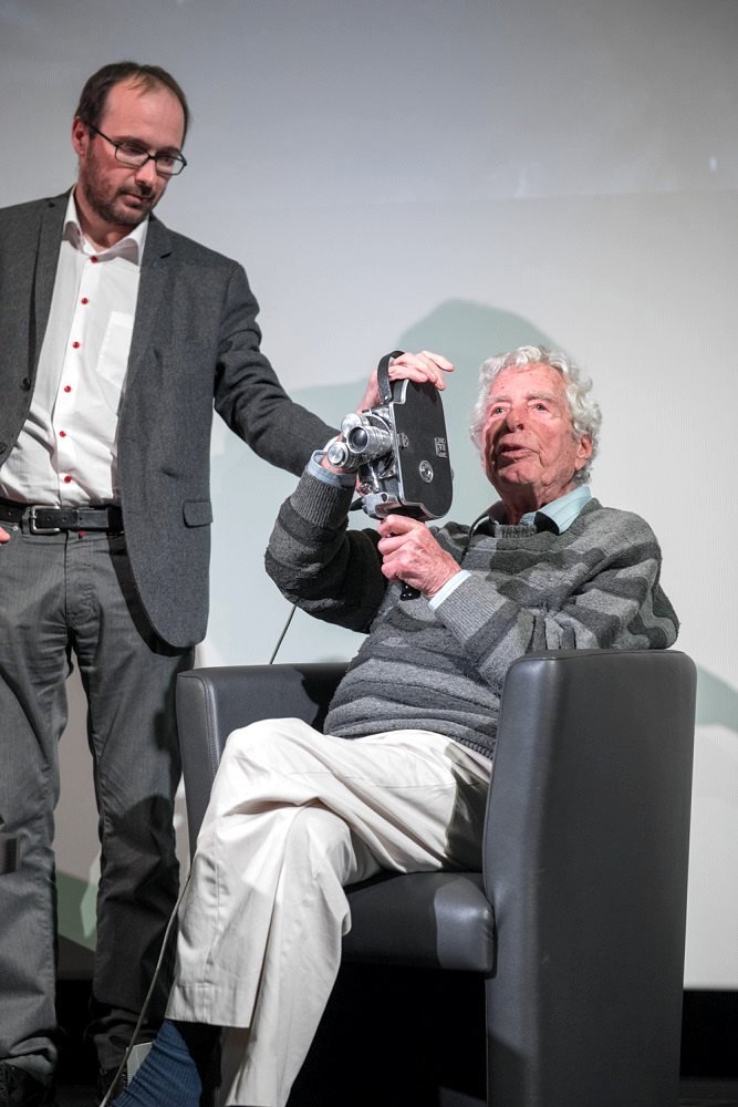 Walter Lassally showing off the 16mm Bolex camera with which he shot several Free Cinema films in the 1950s, during a special event at the Cinémathèque de Toulouse in February 2016