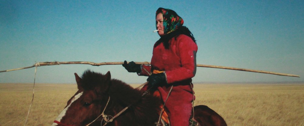 Dulamjav Enkhtaivan as the herdswoman in &amp;Ouml;nd&amp;ouml;g
