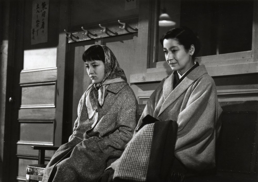 Arima Ineko and Hara Setsuko in Ozu Yasujiro&amp;rsquo;s Tokyo Twilight (Tokyo boshoku, 1957)