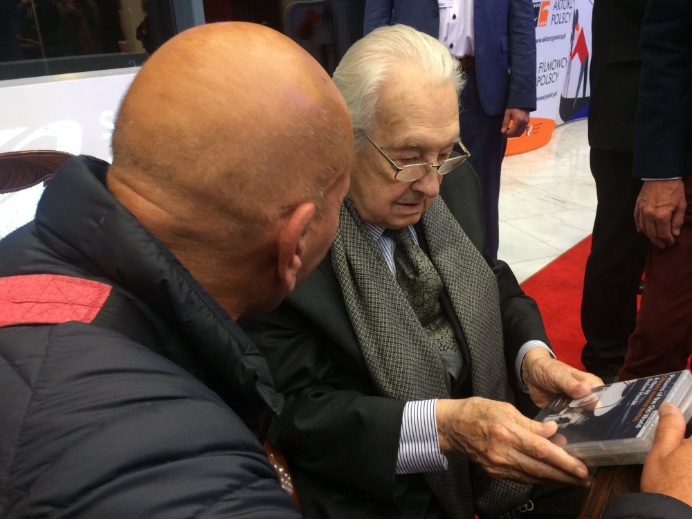 Andrzej Wajda receiving British DVDs of his films at the Polish premiere of his final film, Afterimage (2016), from their distributor Mehelli Modi