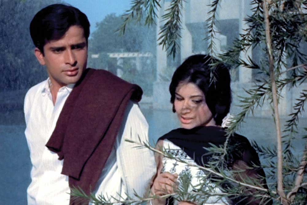 Shashi Kapoor and Sharmila Tagore in Yash Chopra&amp;rsquo;s Waqt (1965)