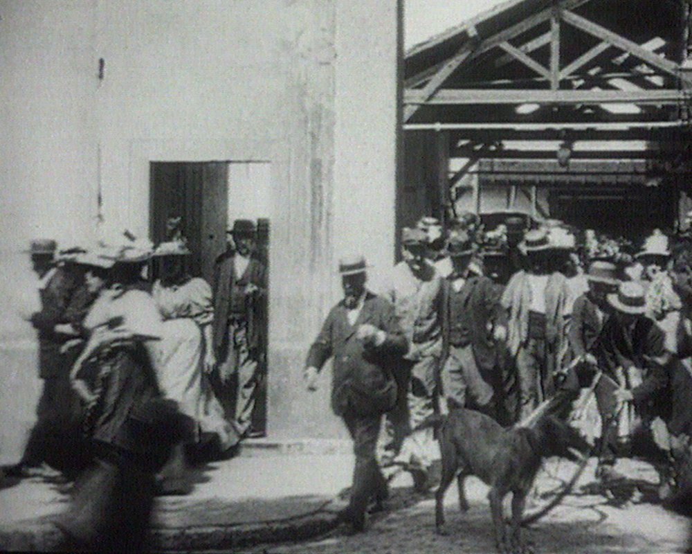 The Lumi&amp;egrave;re brothers&amp;rsquo; Workers Leaving the Lumi&amp;egrave;re Factory (1895)