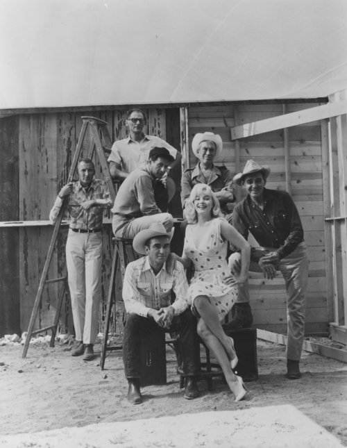 Arthur Miller, Eli Wallach, John Huston, Clark Gable, Marilyn Monroe and Montgomery Clift on location for The Misfits (1961)