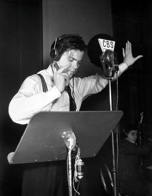 Orson Welles recording his 1933 War of the Worlds radio broadcast